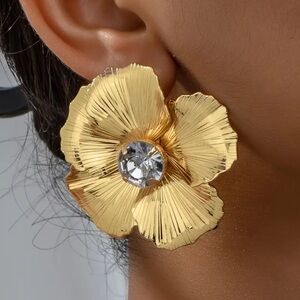 NEW❗️Gold Floral Statement Earrings.  Luxury White RhinestoneEarrings 🌼 A3-131